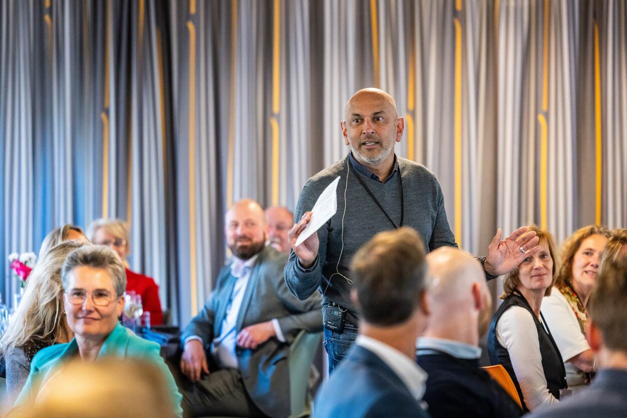 Martin Sitalsing tijdens het diner pensant