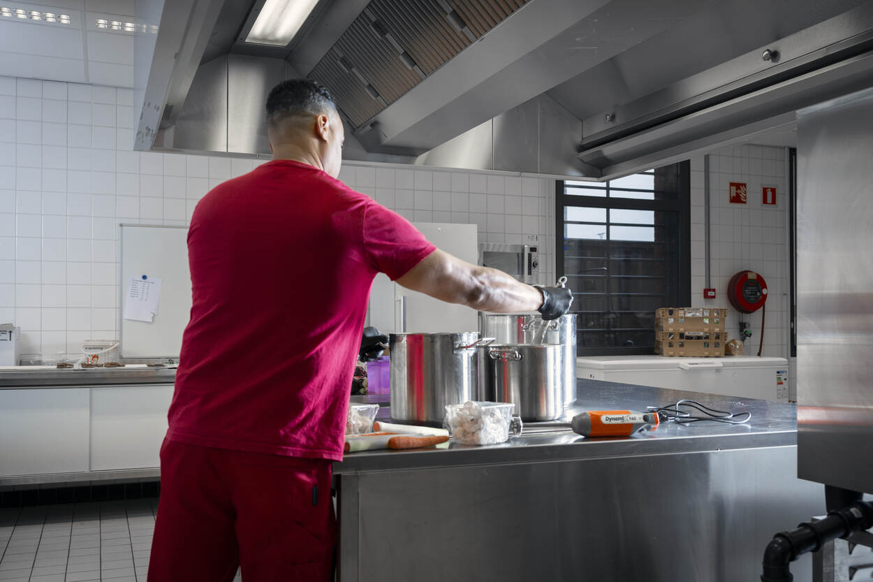 Gedetineerde aan het koken