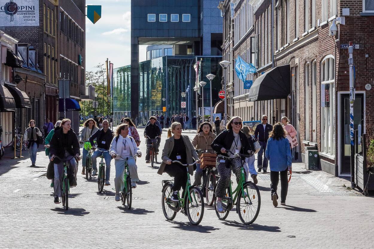 Ketenpartners fietsen door Leeuwarden
